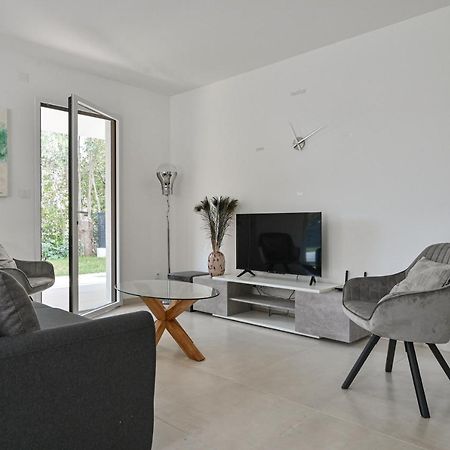 T3 Neuf – C13 - Jardin-Terrasse Et Piscine – Accès Direct Plages Et Centre Village Saint-Cyr-sur-Mer Esterno foto